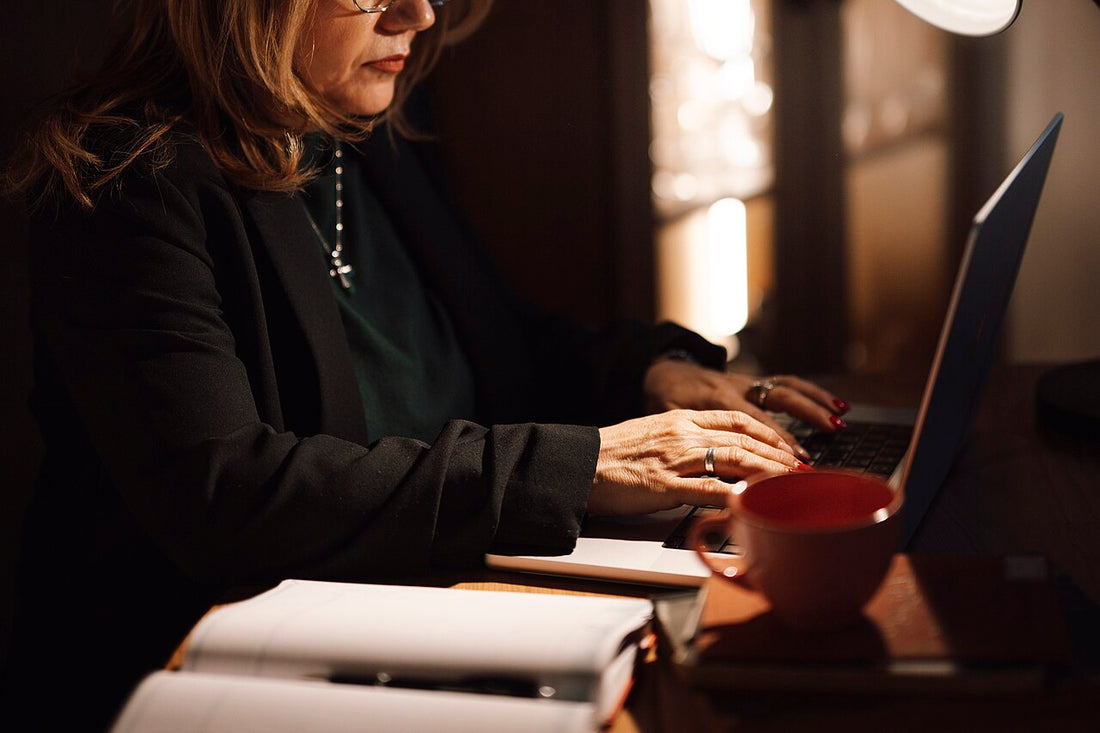 Otthoni munkahely laptoppal - ergonomikus home office